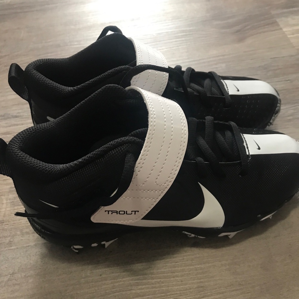 Brand new Nike kids fast flex cleats